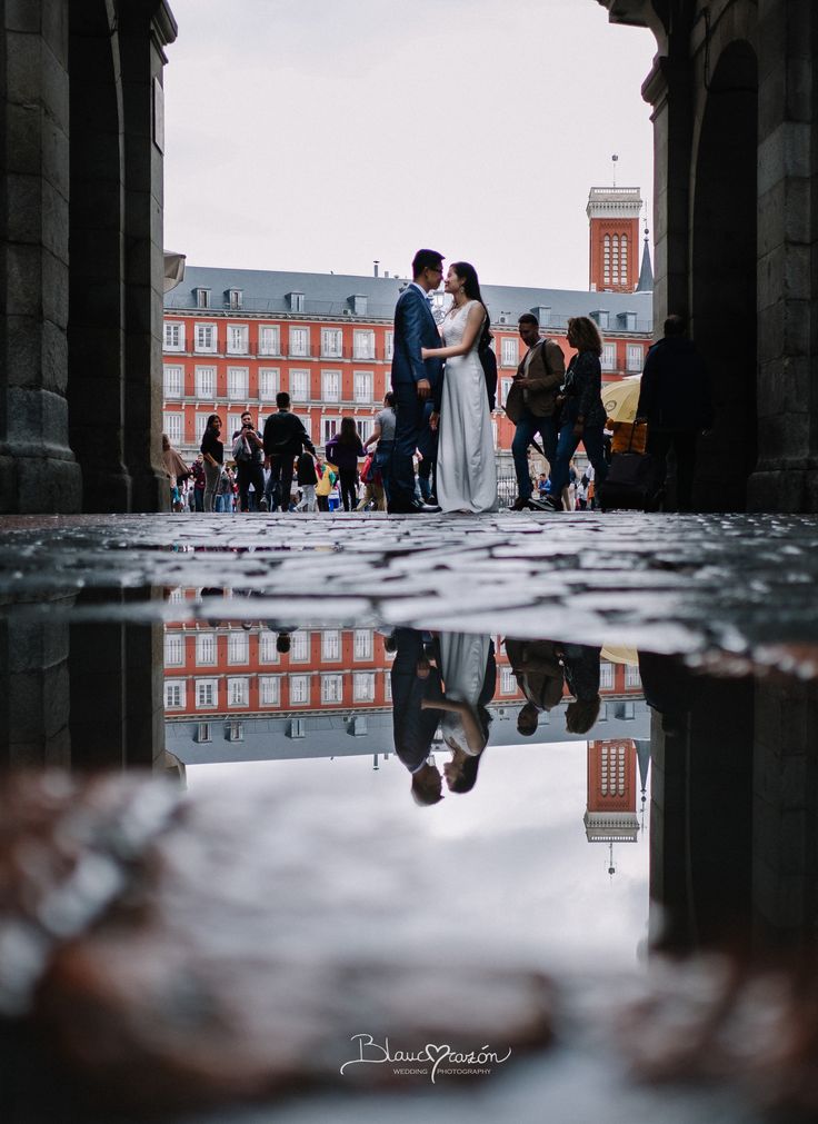 Pareja celebrando el amor en un rincón de Madrid