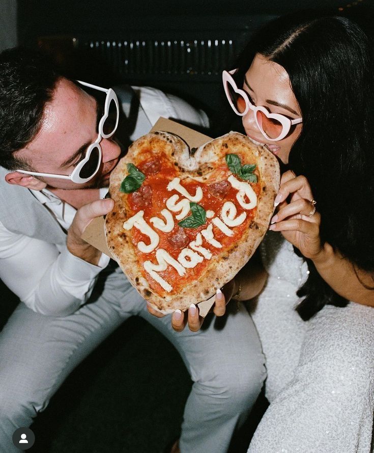 Recién casados celebrando con pizza