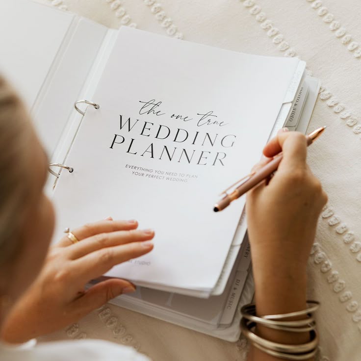 Organizador de bodas personalizado sobre una mesa con flores