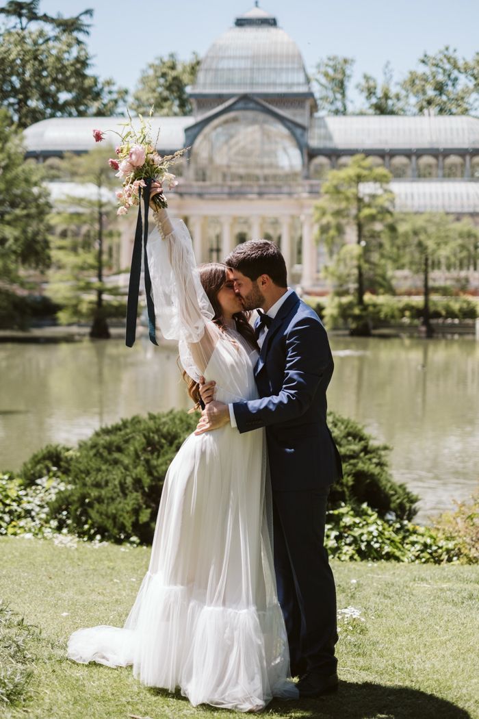 Pareja moderna celebrando su boda en Madrid