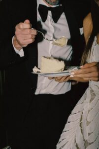 Boda chic en el West Village de Nueva York con cena elegante al aire libre y fragancia personalizada como sello distintivo