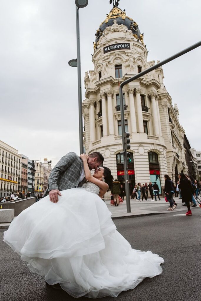 Pareja celebrando su Madrid elopement con sesión postboda urbana estilo trash the dress en el centro de la ciudad