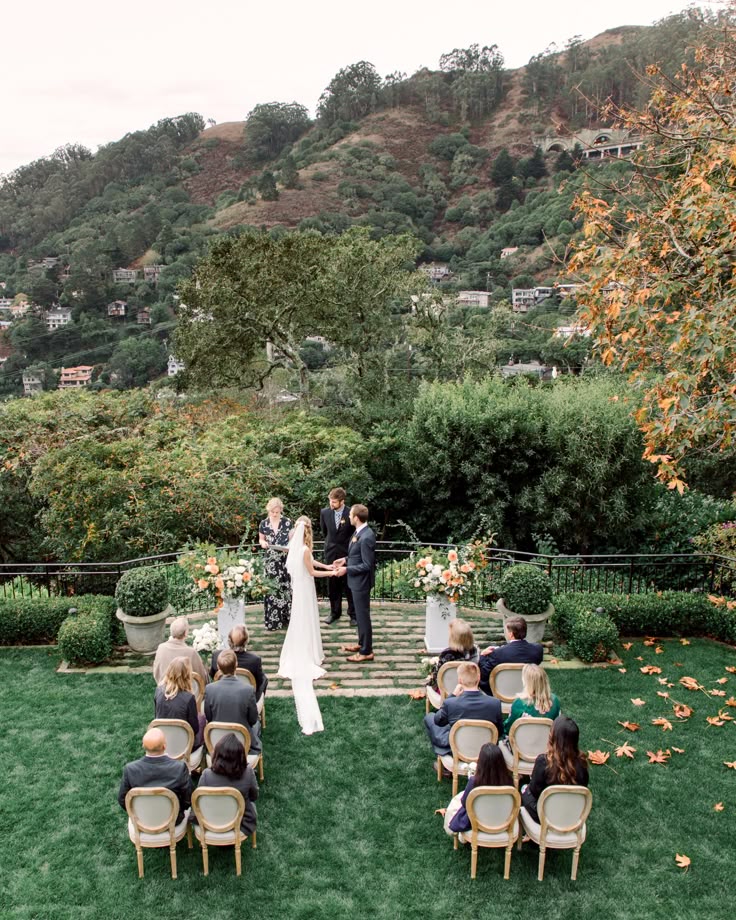 Celebración de una boda íntima con pocos invitados, decoración cuidada y ambiente cálido y romántico